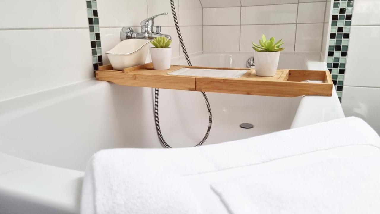 Famous, 100qm, Klima, Loggia, 24h Checkin, Bis 5 Personen Apartment